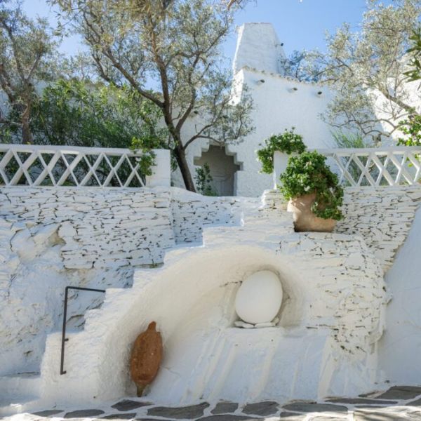 Interior del Castell de Requesens. Rutes de senderisme a la Jonquera. Pensió Marfil el teu allotjament a la Jonquera